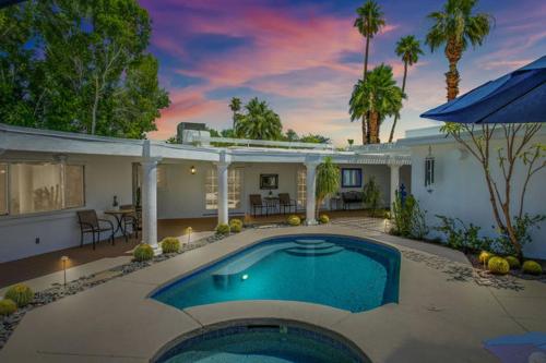 una casa con piscina en el patio en Villa Fieke, en Palm Desert