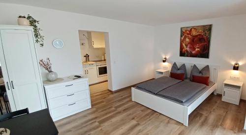 ein Wohnzimmer mit einem Bett und einer Küche in der Unterkunft Haus Ribeiro in Schluchsee