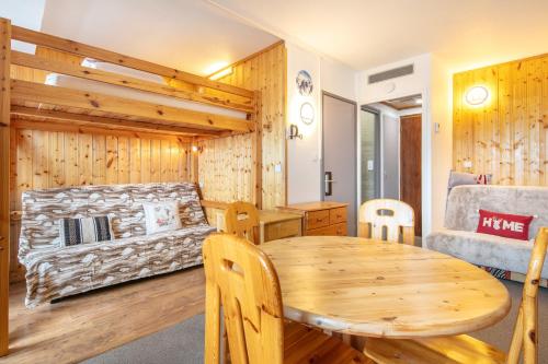 un salon avec une table et un canapé dans l'établissement Aiguilles 501 - Station à 10min à pied, à La Toussuire