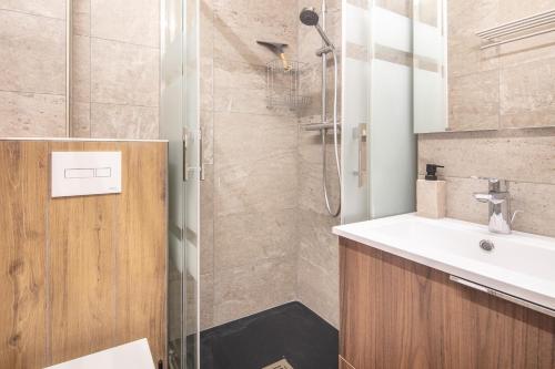 une salle de bain avec un lavabo et une douche dans l'établissement Aiguilles 501 - Station à 10min à pied, à La Toussuire