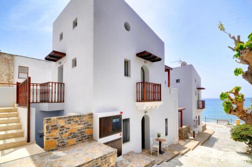 a white house with a view of the ocean at Myrtos Mare Suite Mit Meerblick in Myrtos
