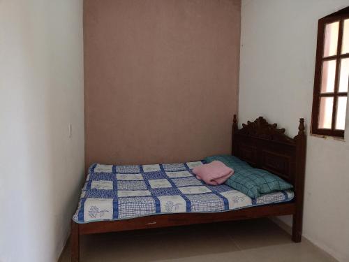 a small bedroom with a bed with a pink towel on it at Lugar de paz in Marataizes