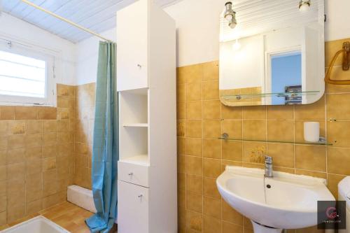 une salle de bain avec un lavabo, un miroir et une douche dans l'établissement Biscarrosse Lac - A deux pas du lac maison avec jardin pour 6 personnes, à Biscarrosse
