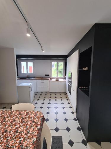 Il comprend une cuisine dotée de carrelage noir et blanc. dans l'établissement Socoa- 2 chambres- Proche Plage, à Urrugne