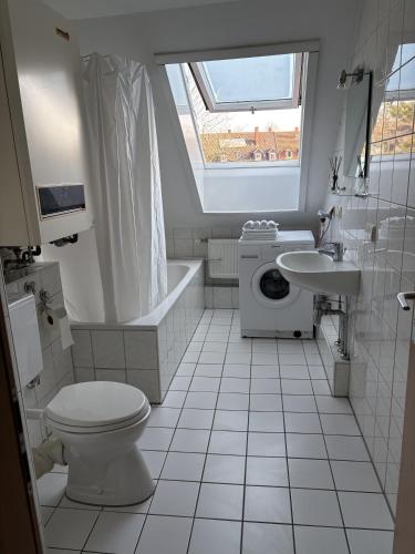 Ένα μπάνιο στο City Nest Ettlingen - nähe Wasenpark