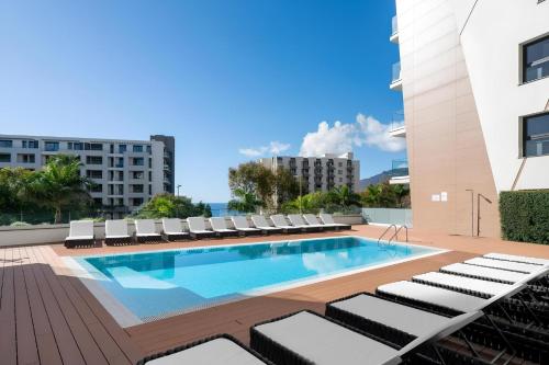 a swimming pool on the roof of a building at São Lucas apartamento com piscina e parking no Funchal in Funchal