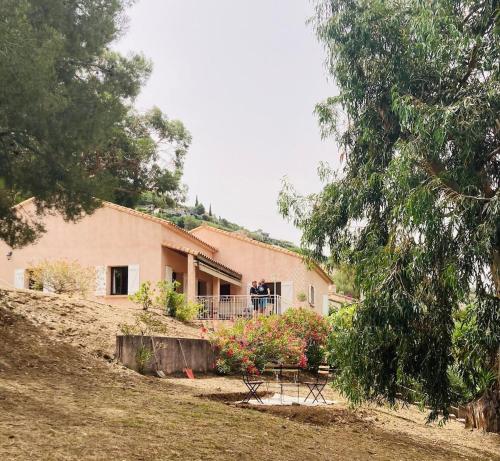 Budova, kde se vila nachází