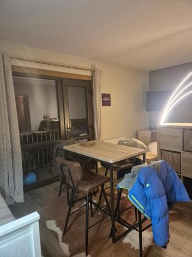 une pièce avec une table et des chaises dans une pièce dans l'établissement Appartement font-romeu, à Font-Romeu-Odeillo-Via