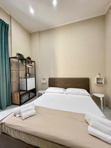 Un dormitorio con una cama grande con toallas. en Royal Dream, en Nápoles