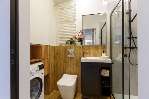 a bathroom with a washing machine and a washer and dryer at Apartamenty PREMIUM 56 obok Rynku Centrum, Parking - GARAŻ PODZIEMNY, wysoki standard, spokojna i cicha okolica, Parking - UNDERGROUND GARAGE, high standard, peaceful and quiet area in Kielce