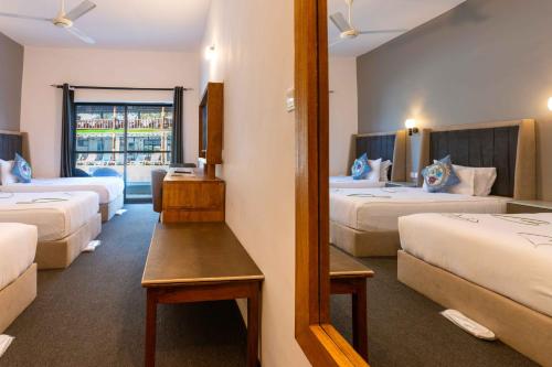 Postel nebo postele na pokoji v ubytování Canary Hotel & SPA