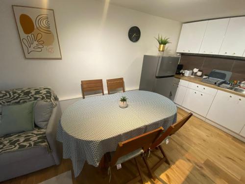 une petite cuisine avec une table et un canapé dans l'établissement Cosy près de la Gare - 366, à Rouen