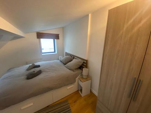 une petite chambre avec un lit et une fenêtre dans l'établissement Cosy près de la Gare - 366, à Rouen