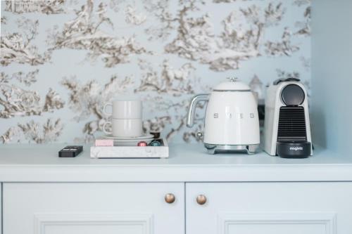 ブルージュにあるMaison Oliveのミキサーと電化製品付きのキッチンカウンター