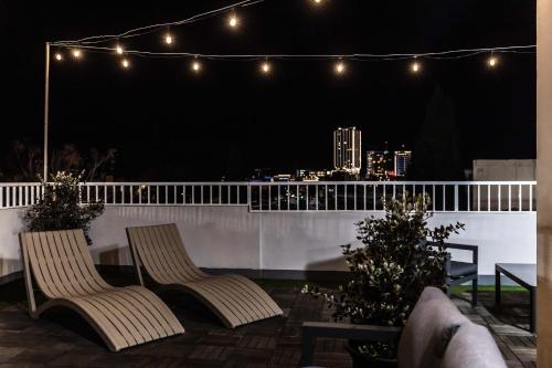 Area soggiorno di Beautiful Terraced Villa City View by Arcobnb
