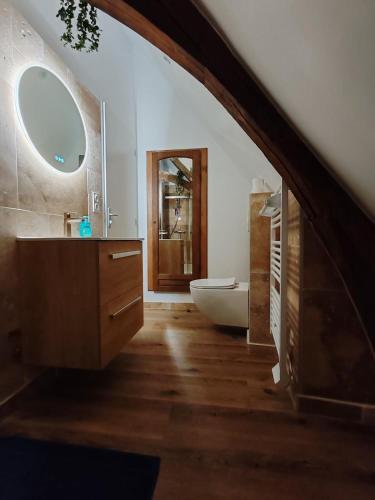 une salle de bain avec une baignoire, un lavabo et un miroir dans l'établissement L'Hibou de la Cathédrale - Hyper Centre - Jardin - Wifi, à Troyes