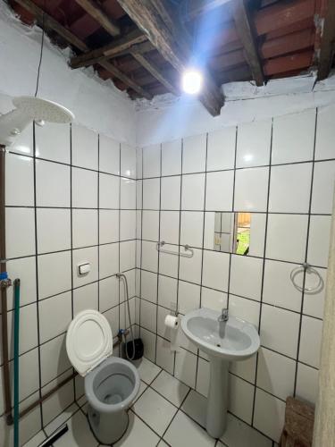 un baño con inodoro y lavabo en Camping Sem Cama - Leve sua Barraca, en Chapada dos Guimarães