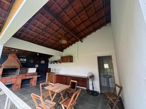 Una habitación con una mesa y sillas y una cocina. en Camping Sem Cama - Leve sua Barraca, en Chapada dos Guimarães