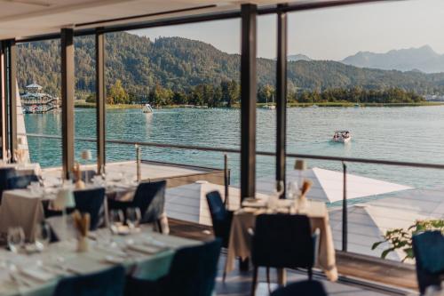 a table set up on a boat on a lake at Seehotel Dr. Jilly in Pörtschach am Wörthersee