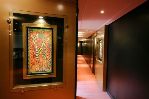 a hallway with a painting hanging on the wall at Hôtel Bristol in Le Touquet-Paris-Plage