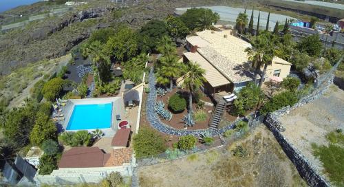 una vista aérea de una casa con piscina en Ferienwohnung In Guía De Isora, Teneriffa, en Guía de Isora