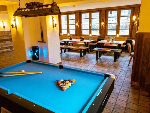 un tavolo da biliardo in una stanza con tavoli di Haus Für 22 Personen Mit Außensauna Und Hottub a Dahlem