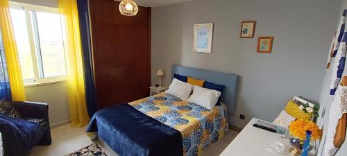 a small bedroom with a bed and a window at Ricardo Rolão Vista Mar - Edifício Oásis - Bedrooms in Faro