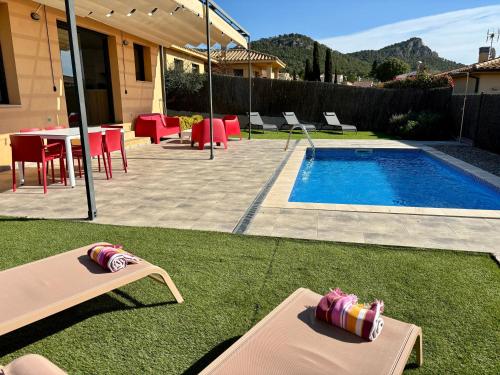 einen Hinterhof mit einem Pool, einem Tisch und Stühlen in der Unterkunft Modernes Einfamilienhaus mit privatem Pool Villa Medes Mar in l'Estartit - b52677 in Torroella de Montgrí