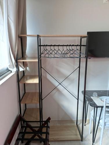 Palanda nebo palandy na pokoji v ubytování Charming Studio