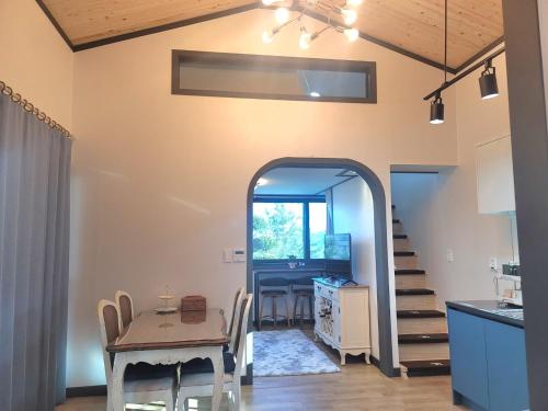 Noel's Darak Pension في دانيانغ: مطبخ وغرفة طعام مع طاولة ومرآة