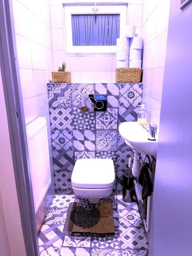 une salle de bain avec toilettes et lavabo dans l'établissement une chambre pas loin de paris et airport CDG, à Bondy