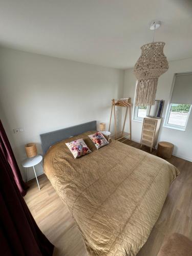 Un dormitorio con una cama grande en una habitación. en La Casita, Luxe Chalet Aan Het Water met Airco, en Anjum