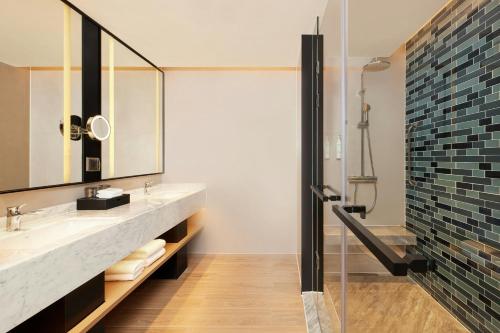 海口市にあるFairfield by Marriott Haikou Meilanのバスルーム(シンク、シャワー付)