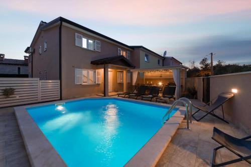 Elegantes Familienhaus Mit Privatem Pool