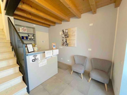 a waiting room with two chairs and a counter at La casa della Ada in Castelnuovo del Garda
