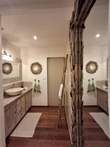 une salle de bain avec un lavabo et un miroir dans l'établissement Votre location tout confort, à Lançon-Provence