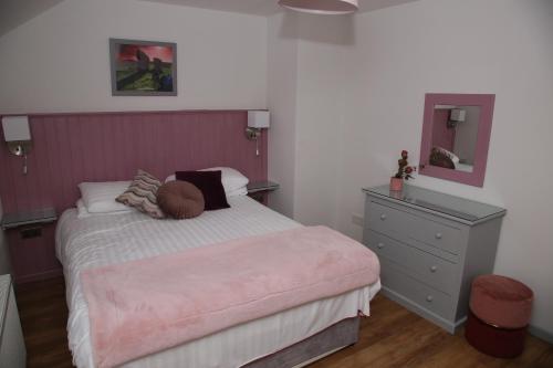 Postel nebo postele na pokoji v ubytování An Creagán Self Catering Cottages
