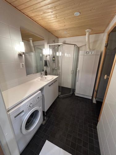 Bilik mandi di Chalets LumiHelmi 2 Ruka