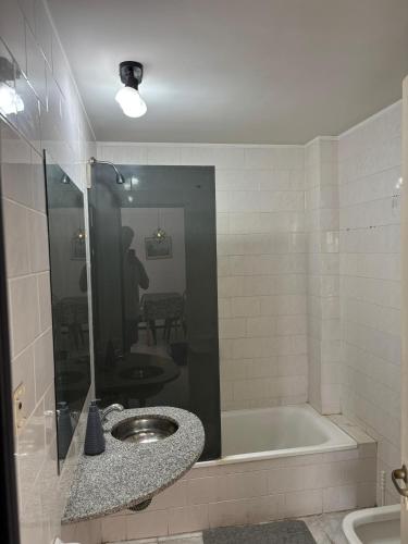 a bathroom with a sink and a bath tub at Departamento en el centro de Rafaela in Rafaela