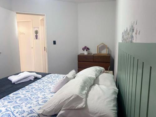 una camera da letto con un letto con cuscini sopra di Apartamento Studio 201 a Juazeiro