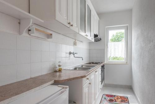 Sea View Family Apartment with Large Terrace & Free Parking