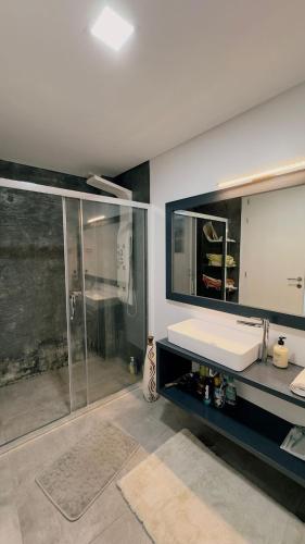 une salle de bain blanche avec lavabo et douche dans l'établissement Réveillon 2026 CASA LOS PADEL - Vitorino dos Piães, à Navio