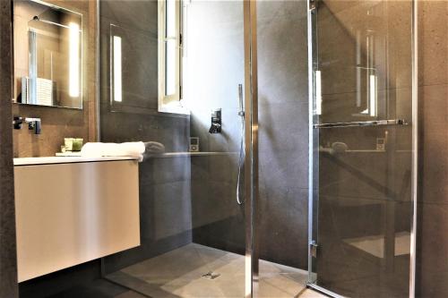 une salle de bain avec douche et lavabo dans l'établissement Villa Liza du Cap d'Antibes, à Antibes
