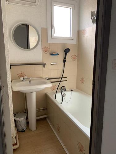 une salle de bain avec un lavabo, une baignoire et un miroir dans l'établissement Mas provençal proche St Tropez, à Cogolin