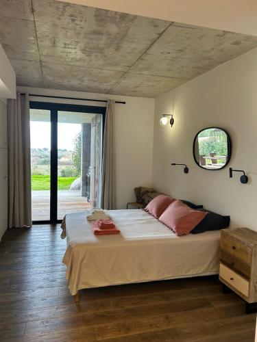 une chambre avec un grand lit et une grande fenêtre dans l'établissement A0 Magnifique Appt 6 personnes Lofts de St Lucie, à Zonza