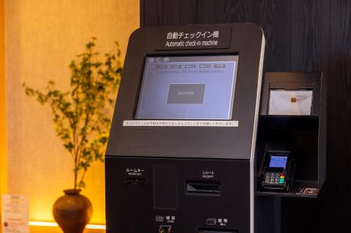 a computer with a cell phone on top of it at Hotel KAN-RAKU Fujisan Gotemba in Gotemba