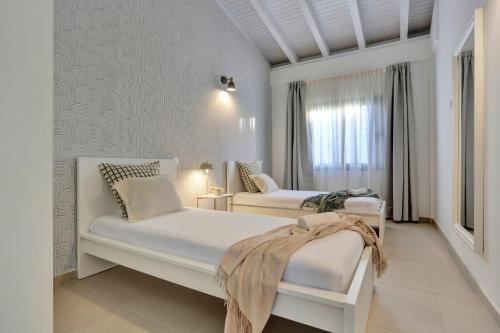 Un dormitorio con dos camas y una ventana. en Prestige luxe atlantic ocean, en Caleta de Fuste