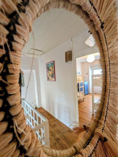- un couloir avec un miroir rond dans la chambre dans l'établissement Havre de paix, à Pornic