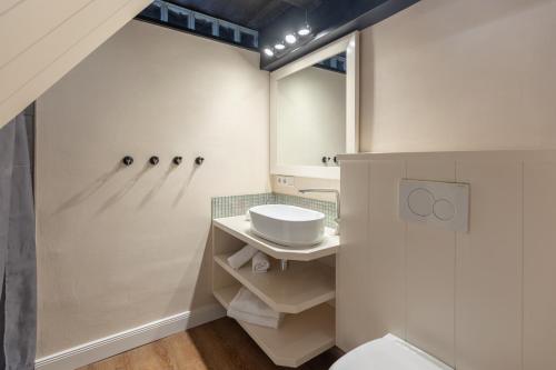 a bathroom with a sink and a mirror at Matthis Skipperhuus in Husum