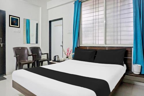 Una cama o camas en una habitación de FabHotel Pristine